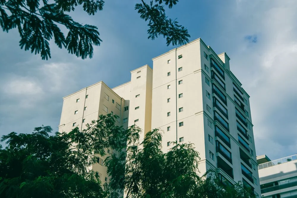 Administrador de condominio explicando presupuestos en una junta de propietarios