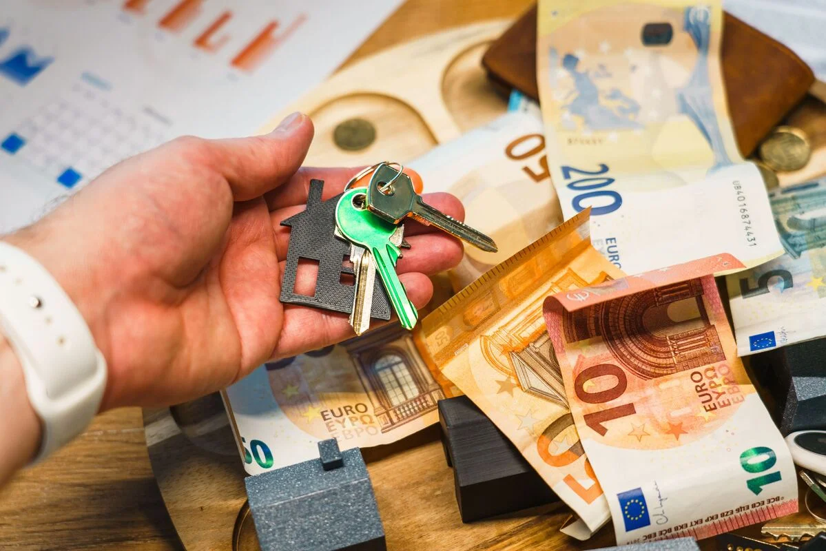 Administrador de fincas revisando cuentas y balances financieros de la comunidad