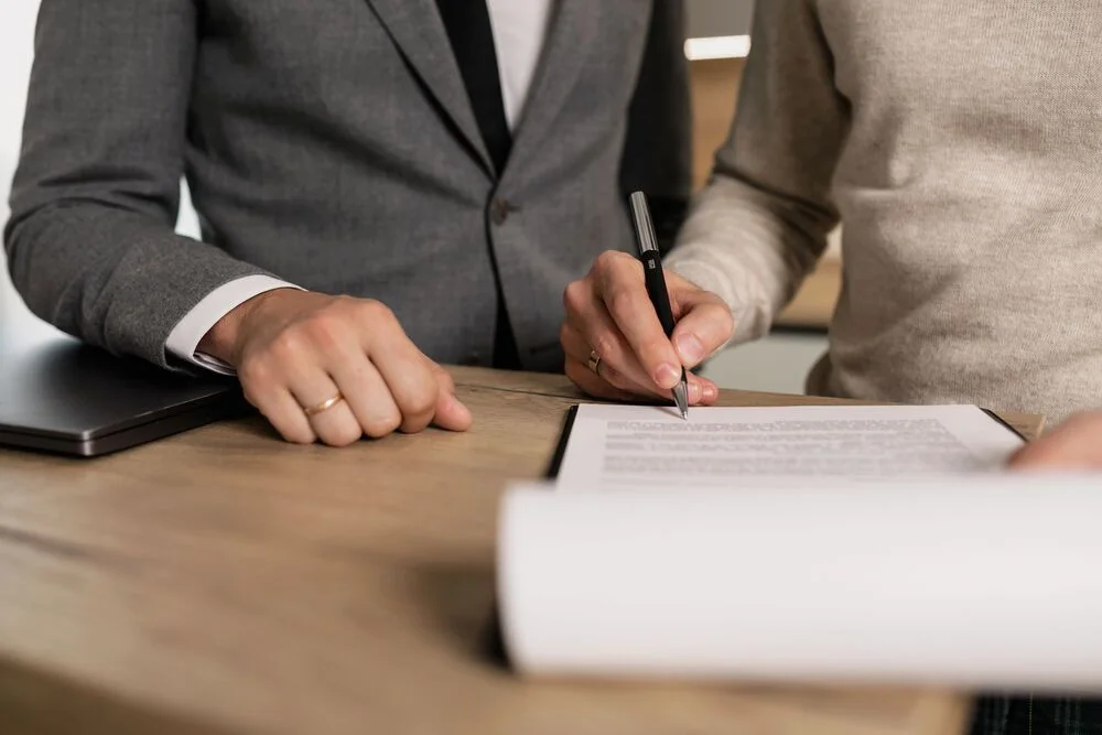 Sesión de estudio y análisis de normativas jurídicas para la gestión de fincas